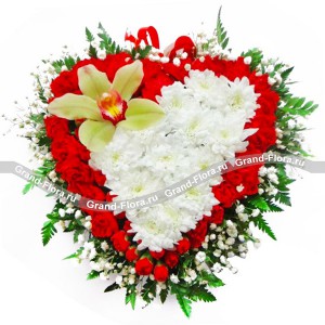 Красивая композиция в форме сердца из гвоздики  хризантемы и орхидеи