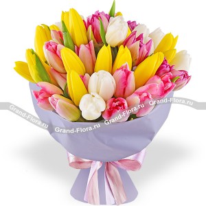 Весна на ладонях - букет из разноцветных тюльпанов